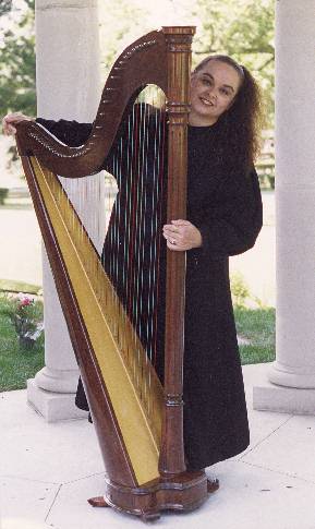 [Photo of Jacquelyn with
Salvi Ana harp in front of marble columns]